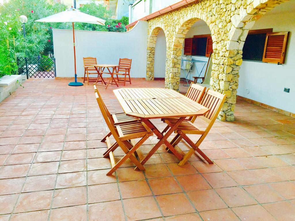 Le Due Pigne (Adults Only) Villa Taranto Bagian luar foto